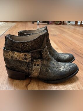 Freebird by Steven Phlow Metallic Leather Distressed Ankle Booties, size 7